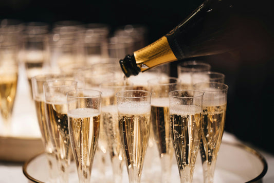 Flûtes de champagne levées pour un toast – Maison Mouche