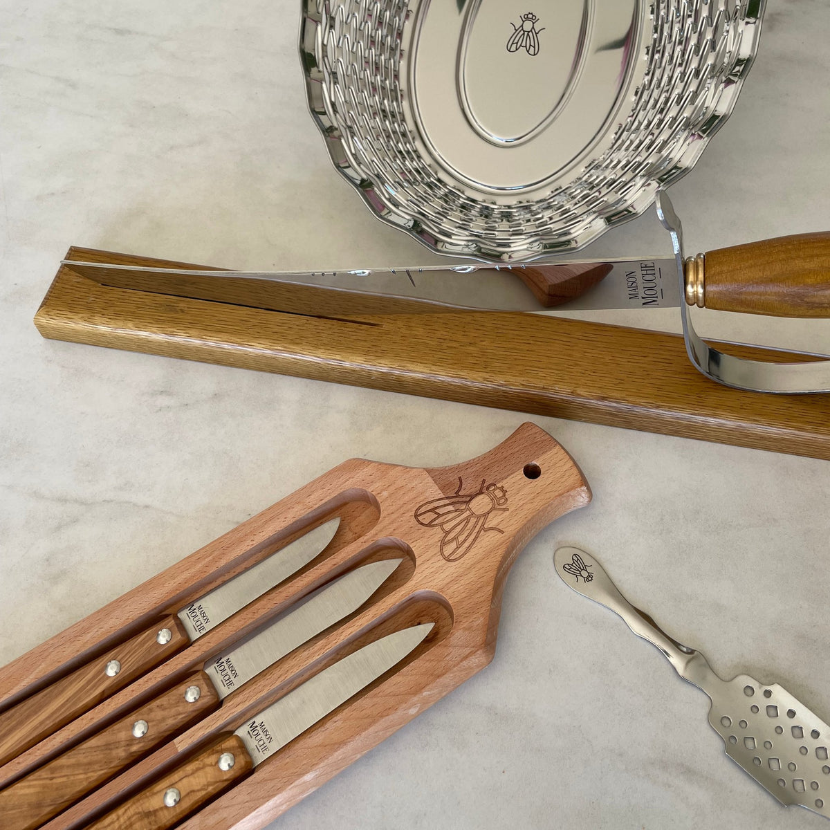 Planche & 3 couteaux de Thiers : planche à découper estampée de la mouche, couteaux rangés au dos – Maison Mouche