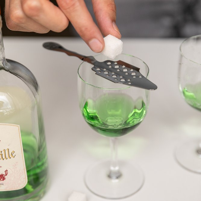 Cuillère à absinthe ajourée, rituel de l'heure verte – Maison Mouche
