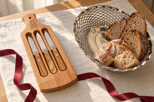Coffret La Table : planche à découper estampée de la mouche, 3 couteaux de Thiers et corbeille à pain