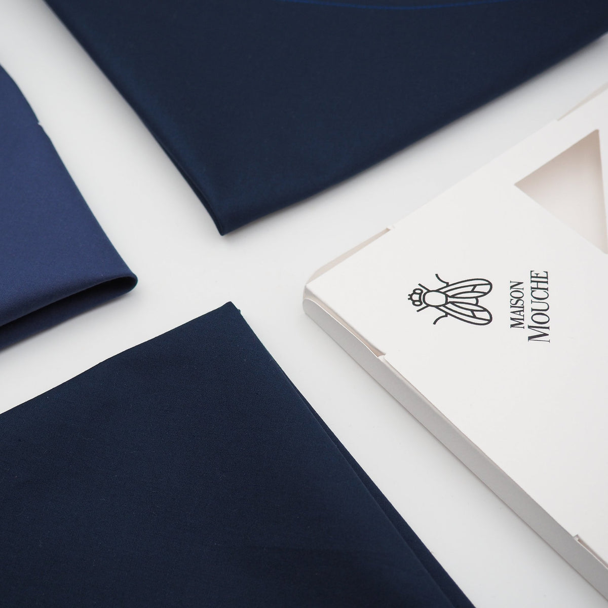 Coffret Le Sabrage : sabre gravé et 2 mouchoirs brodés – Maison Mouche