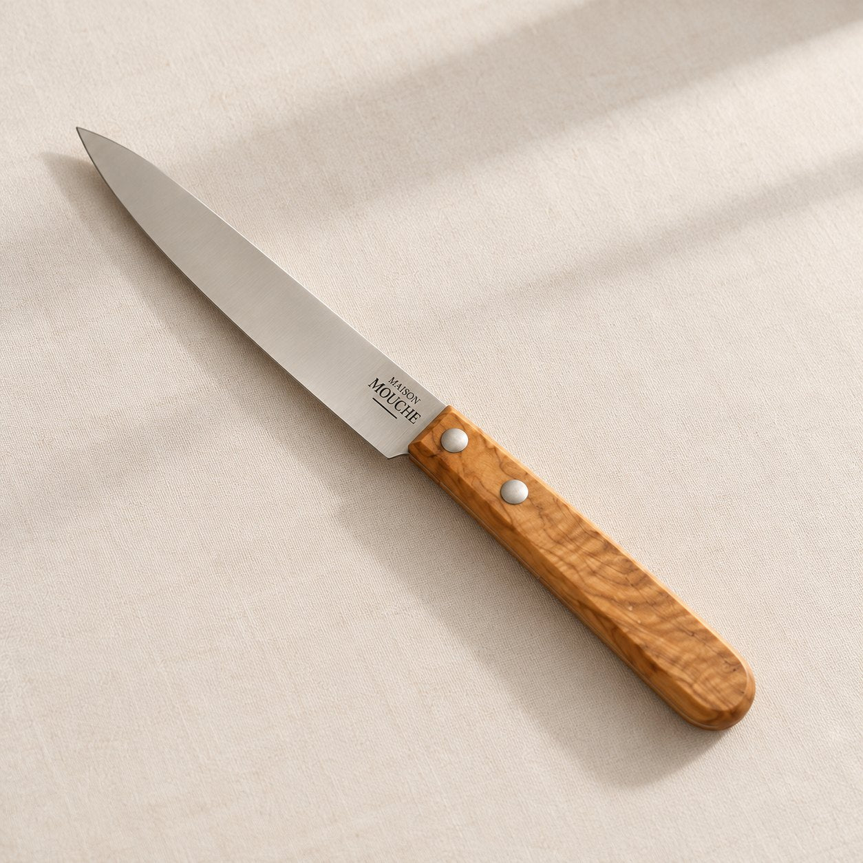 Couteau de table de Thiers marqué Maison Mouche, photo studio