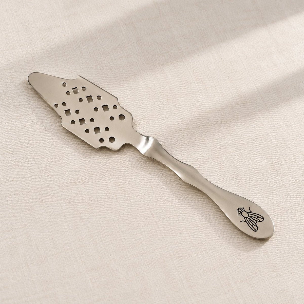 Cuillère à absinthe ajourée en inox du Duo, mouche gravée au bout du manche
