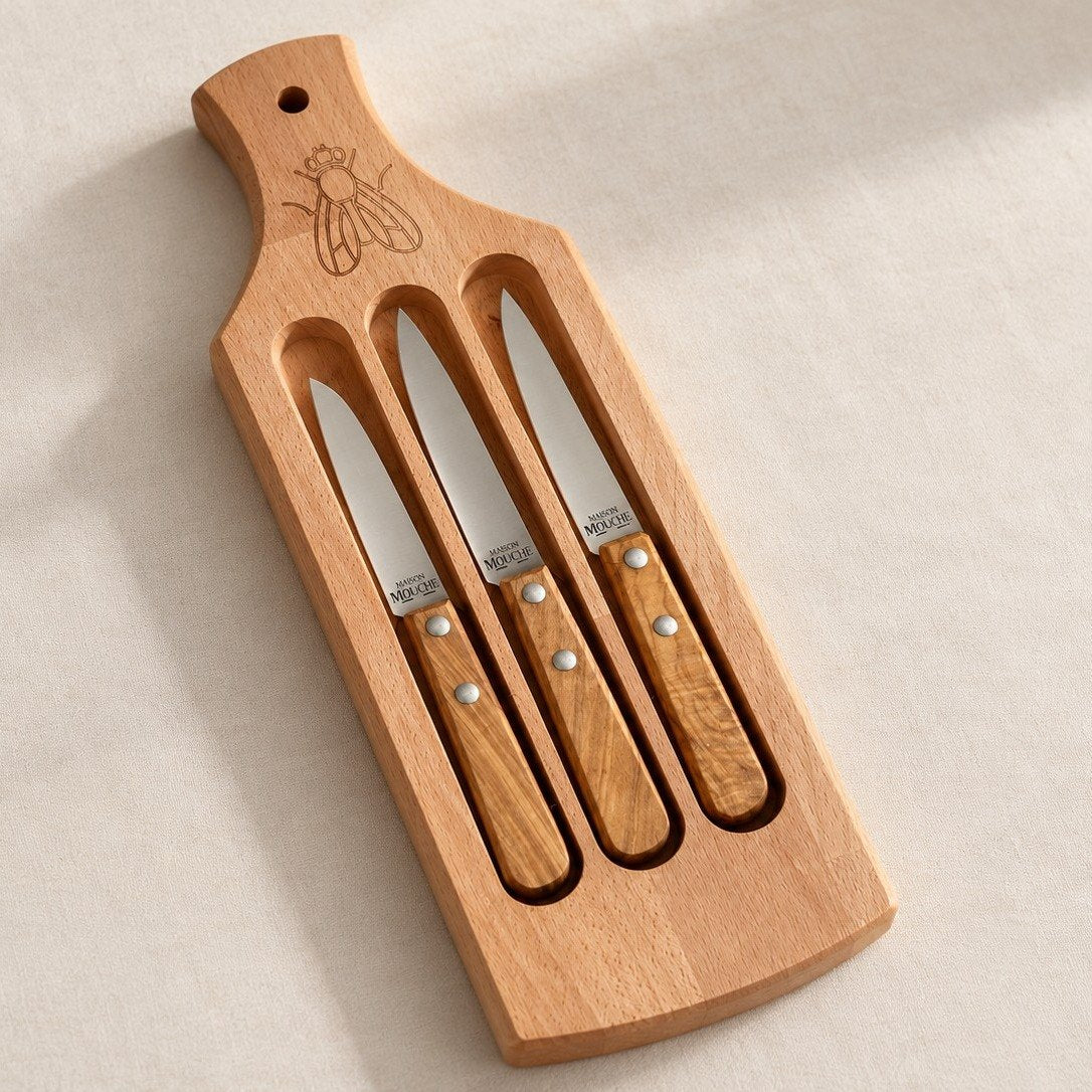 Planche estampée de la mouche et ses 3 couteaux de Thiers rangés dans les fentes