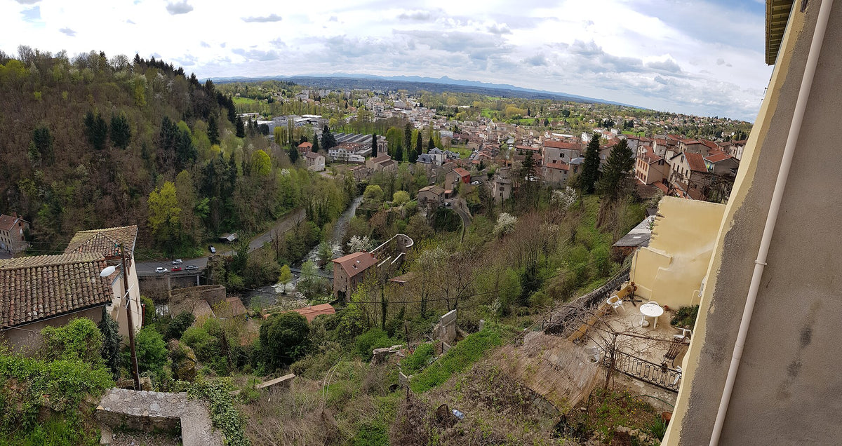 Vue panoramique sur Thiers et la vallée de la Durolle depuis les hauteurs de la vieille ville